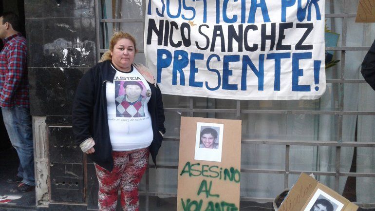 Patricia Bustos reclamó en las puertas de las salas de Yrigoyen.