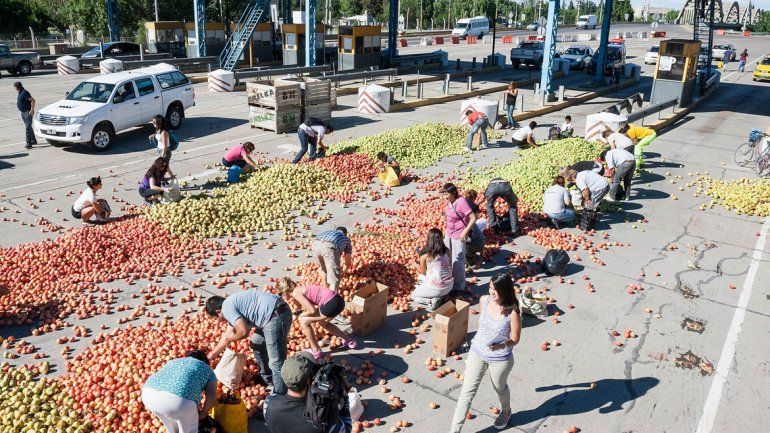 Mucha gente aprovechó la protesta para llevarse manzanas y peras.
