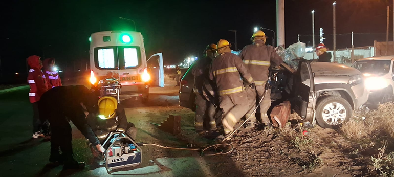 Personal de Bomberos de la Policía realizó las tareas de rescate del conductor, quien había quedado atrapado en el habitáculo. Personal de Bomberos de la Policía realizó las tareas de rescate del conductor, quien había quedado atrapado en el habitáculo.