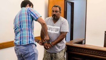 Acuña, alias el Pichi Quemado (arriba). El identikit de la víctima (derecha). Acuña, alias el Pichi Quemado (arriba). El identikit de la víctima (derecha).