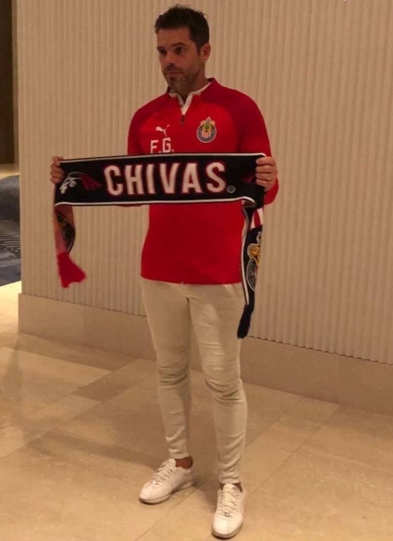 Fernando Gago ya luce la indumentaria de Chivas. Fernando Gago ya luce la indumentaria de Chivas.