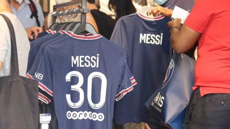 Messi ya vendió 1 millón de camisetas y salió de compras con Antonela