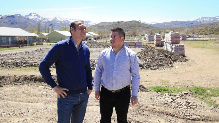 Omar Gutiérrez supervisó las obras de planes de viviendas en El Huecú.