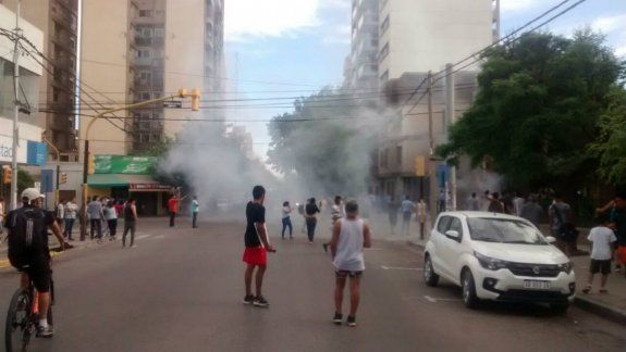 Mirá todos los videos de los incidentes frente al hospital