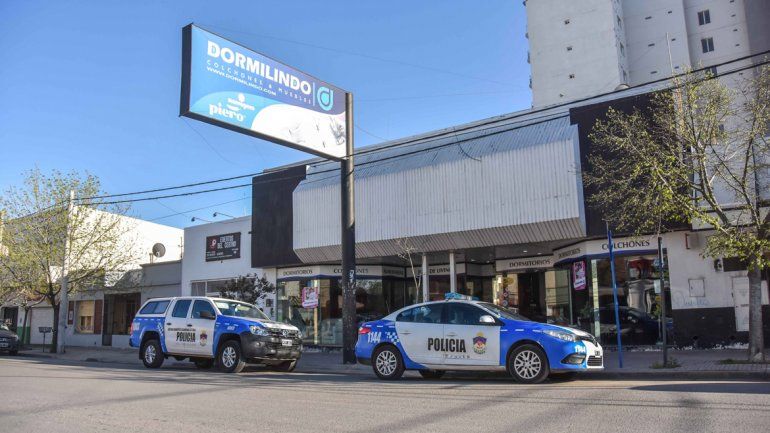 Un policía escuchó la explosión del vidrio