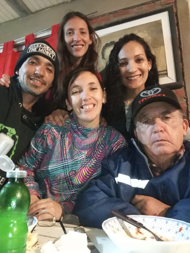 José Aladino González, junto a sus hijos. José Aladino González, junto a sus hijos.