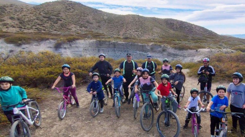 Los alumnos de la escuela rural de Taquimilán Centro protagonizaron una bicicleteada. | LM Neuquen Los alumnos de la escuela rural de Taquimilán Centro protagonizaron una bicicleteada.