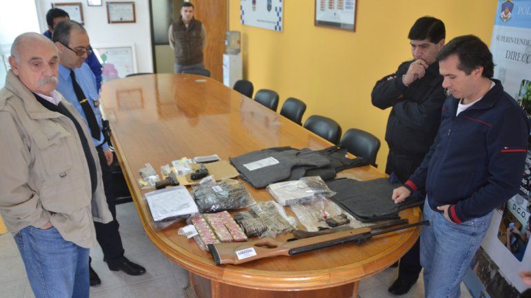 El ministro Jorge Lara y el fiscal José Gerez observan los elementos que fueron secuestrados durante los operativos.