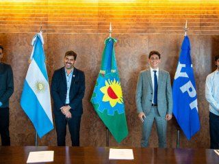 Carreras, Bianchi, Affronti (CEO de YPF) y Thea tras rubricar el acuerdo. 