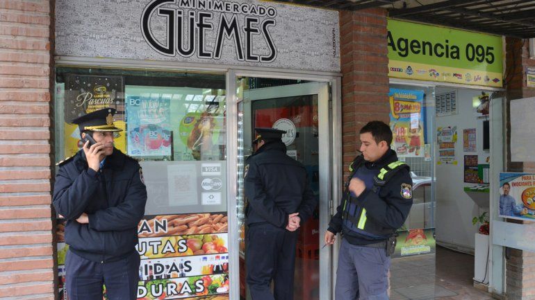 Personal policial trabaja en el comercio tras el robo que sufrieron.