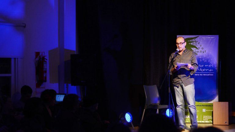 A la lectura de textos se le agregan otras representaciones artísticas.