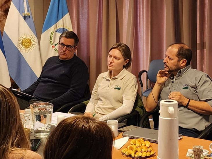 Amanda Elkhateeb, nueva responsable regional de los programas de preembarque de APHIS, realizó su primera visita a la Patagonia para interiorizarse sobre el sistema exportador argentino. Amanda Elkhateeb, nueva responsable regional de los programas de preembarque de APHIS, realizó su primera visita a la Patagonia para interiorizarse sobre el sistema exportador argentino.