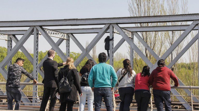 La desalojaron y amenazó con tirarse del puente ferroviario