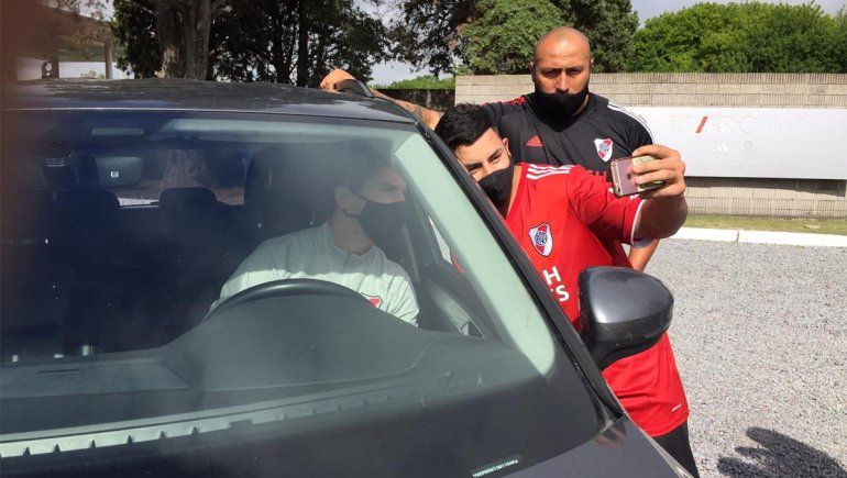 La tierna imagen de Nacho despidiéndose de la mascota del River Camp