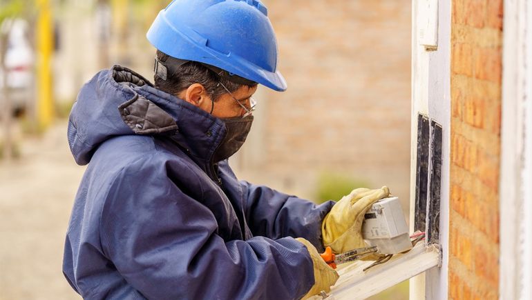 Golpearon a un operario que cortaba la luz a colgados