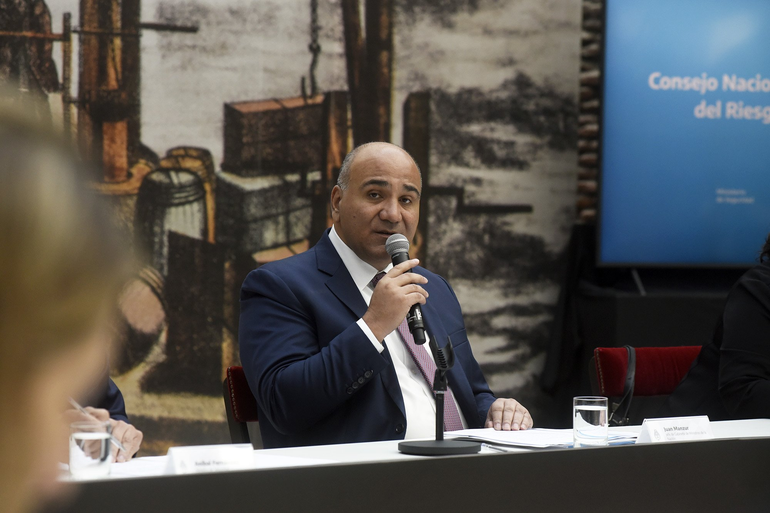 Mientras se rumorean cambios en el Gabinete, Manzur le hizo frente a los medios
