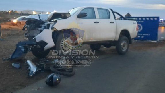 La camioneta y la moto que protagonizaron el accidente fatal en la Autovía Norte. Gentileza Policía del Neuquén.