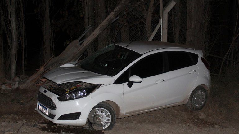 Centenario: perdió el control, volanteó para no terminar en el desagüe y chocó contra un poste de luz