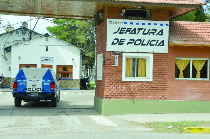 La Jefatura policial separó al efectivo de su cargo en cuanto inició la investigación. La Jefatura policial separó al efectivo de su cargo en cuanto inició la investigación.