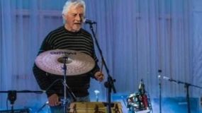 Oscar Tito Oyarzún y su bombo legüero, un símbolo del folklore de la Patagonia.
