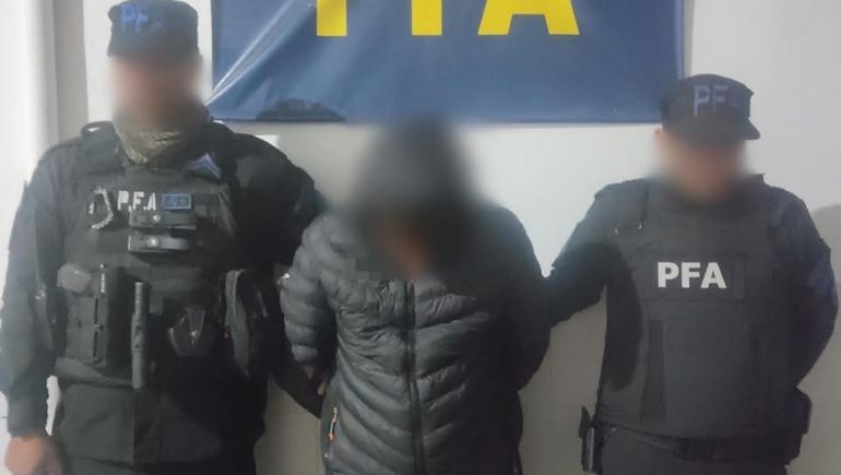 El hombre detenido es el morador de la vivienda donde operaba el kiosco narco. El hombre detenido es el morador de la vivienda donde operaba el kiosco narco.