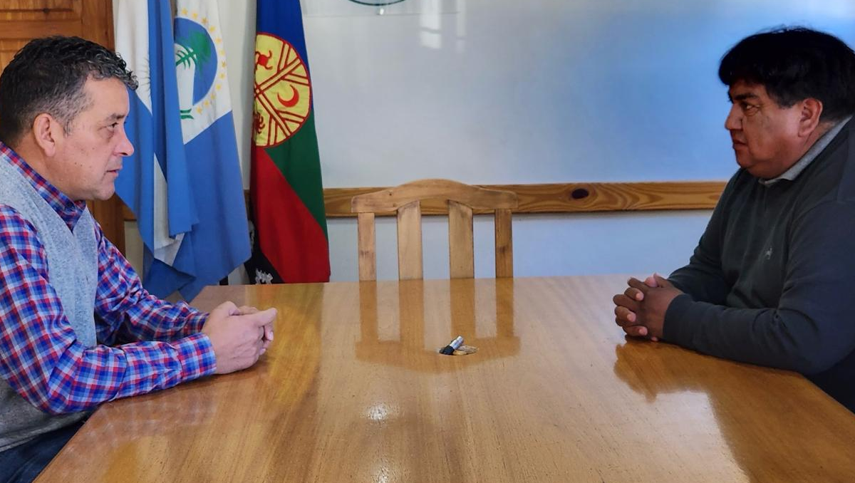El lonco Daniel Salazar, durante una reunión con el diputado Gabriel Álamo.