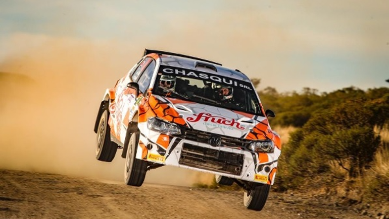 Carlos Bello y su auto en plena competencia. 