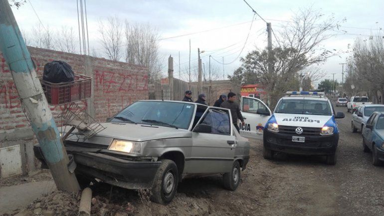 El Renault 9 robado es recuperado después de chocar contra un poste.