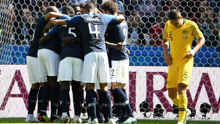 Francia venció a Australia con ayuda del VAR