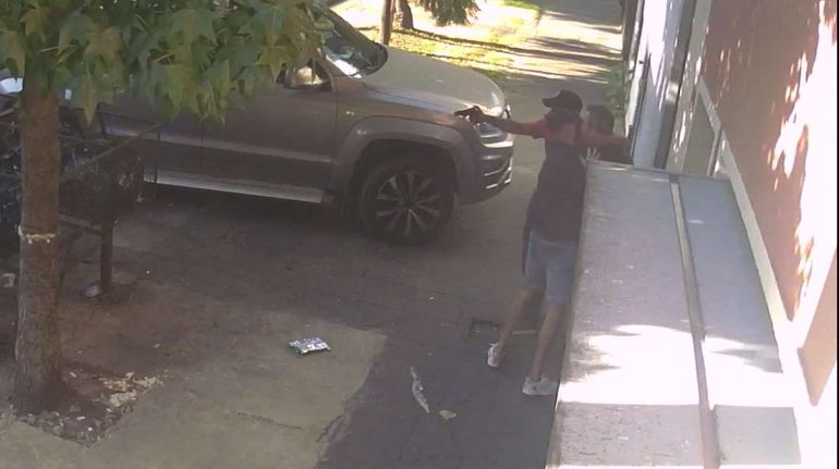 Video: amenazaron a un empresario con dispararle en la cabeza para robarle la camioneta