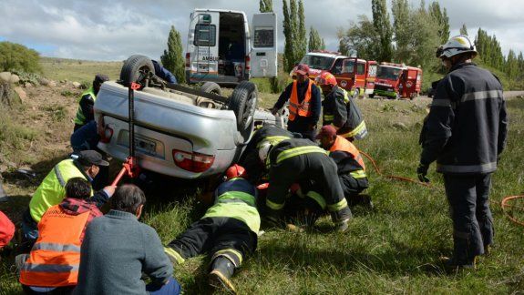 Una mujer quedó atrapada en el auto tras volcar en la Ruta 23