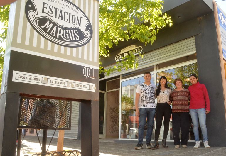 Gustavo Helguero, Mariela Cormenzana, Nélida Pérez y Débora Helguero en la casa central de Estación Margus. Créditos: Antonio Spagnuolo