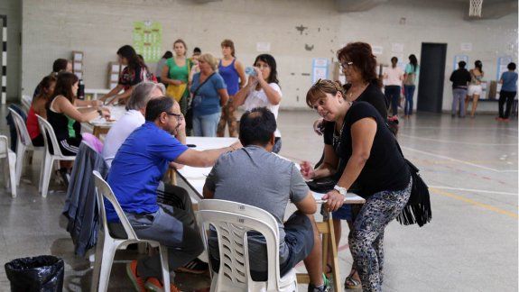 Largas colas para conseguir una vacante en el CEF N°1
