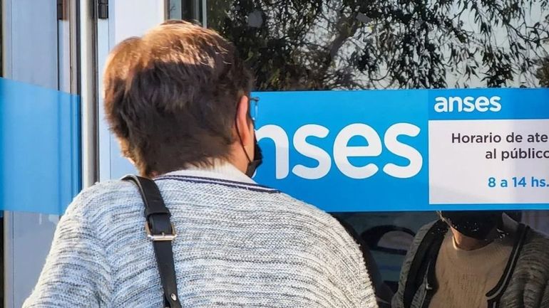 La Anses ofrece en su sitio web distintas opciones para los descuentos en pasajes. La Anses ofrece en su sitio web distintas opciones para los descuentos en pasajes.