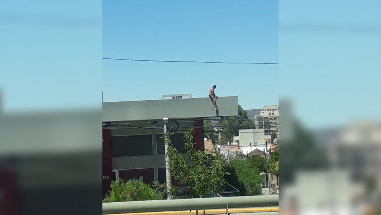 Alarma frente a Ciudad Judicial: un hombre amenazó con saltar de un techo