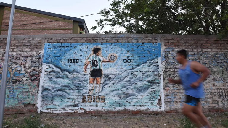 Tirando paredes con el Diez: los murales de un Maradona inmortal
