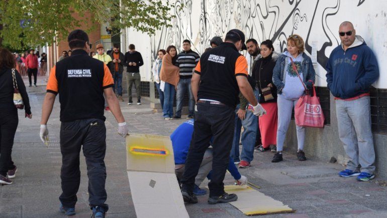 Señalizan el distanciamiento social en bancos, super y negocios