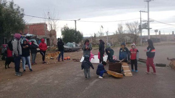volvieron a cortar la calle yupanqui reclamando por las cloacas