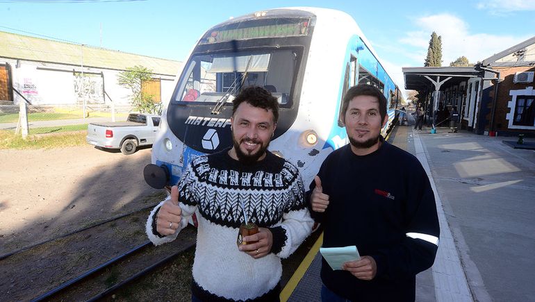 Nicolás y Gastón son maquinistas del Tren del Valle, que presta servicio este feriado.