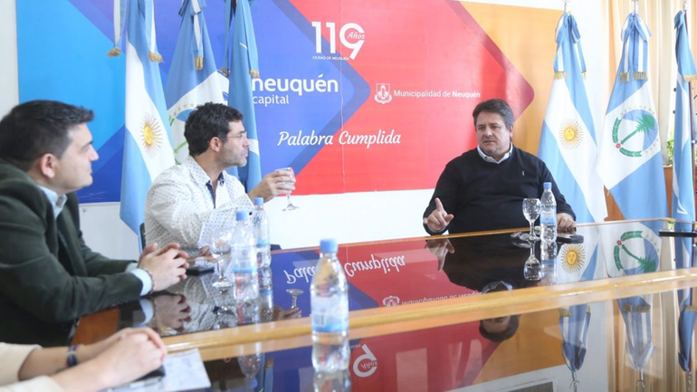 El intendente Mariano Gaido con representantes del clúster Vaca muerta