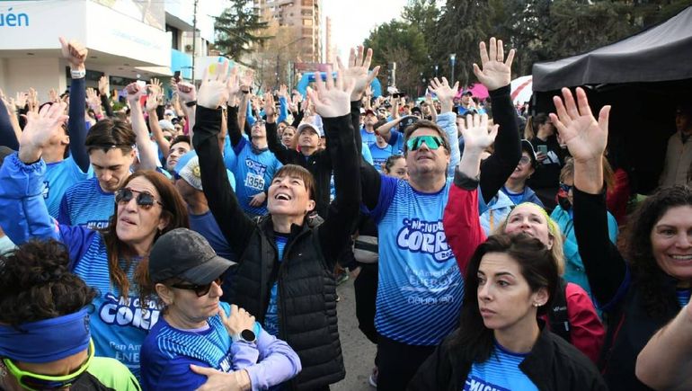 El intendente Mariano Gaido se calzó la ropa de corredor, junto a Julieta Corroza, Luciana De Giovanetti y Mauricio Serenelli, entre otros. El intendente Mariano Gaido se calzó la ropa de corredor, junto a Julieta Corroza, Luciana De Giovanetti y Mauricio Serenelli, entre otros.