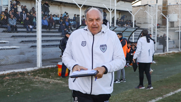 El entrenador de Cipo mueve fichas para el encuentro ante Santamarina. Foto: Anahí Cárdena El entrenador de Cipo mueve fichas para el encuentro ante Santamarina. Foto: Anahí Cárdena