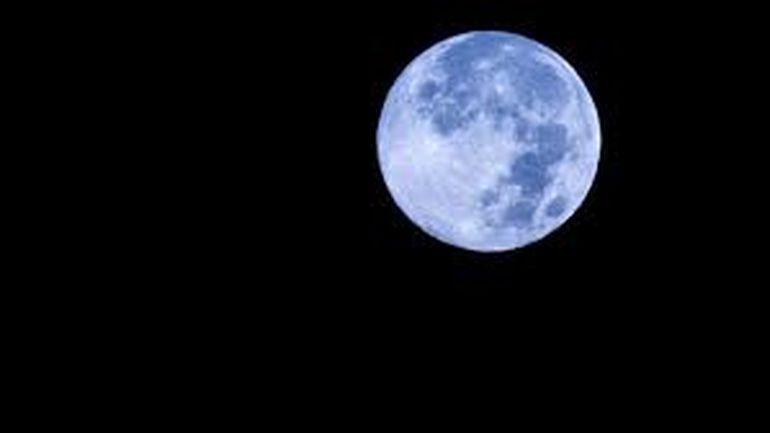 La Luna Azul ocurre cada dos años y medio o tres. La Luna Azul ocurre cada dos años y medio o tres.