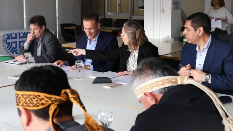 El gobierno provincial con el ministro Jorge Tobares y el subsecretario de Gobierno Jony Grandi en la mediación con la UNCo y los mapuches. El gobierno provincial con el ministro Jorge Tobares y el subsecretario de Gobierno Jony Grandi en la mediación con la UNCo y los mapuches.