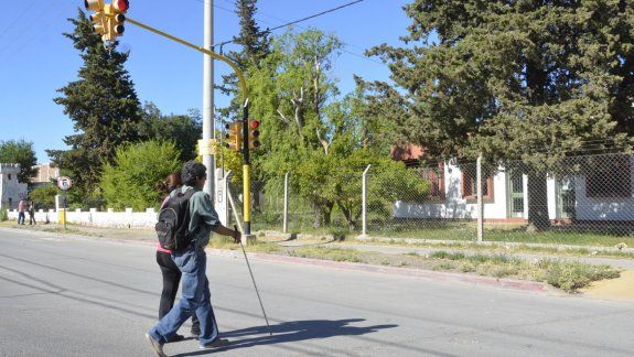 Los ciegos dependen de la ayuda de vecinos para poder cruzar.