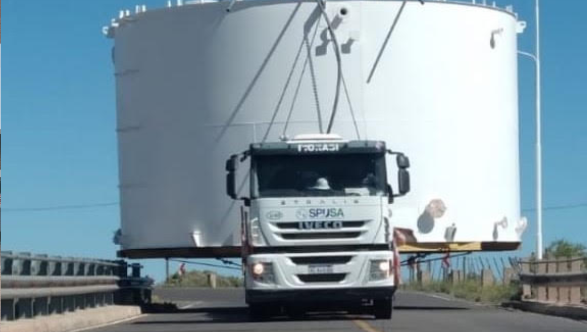 Dos monumentales tanques se trasladarán por un importante corredor neuquino.