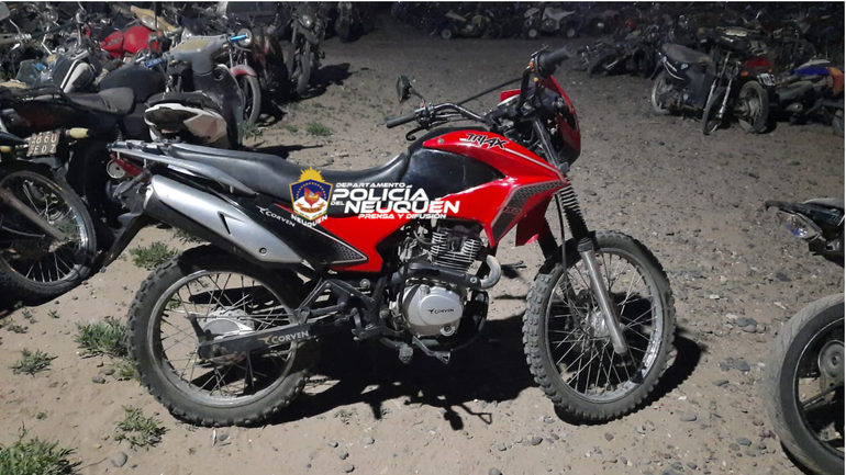Manejaba una moto robada y chocó un colectivo