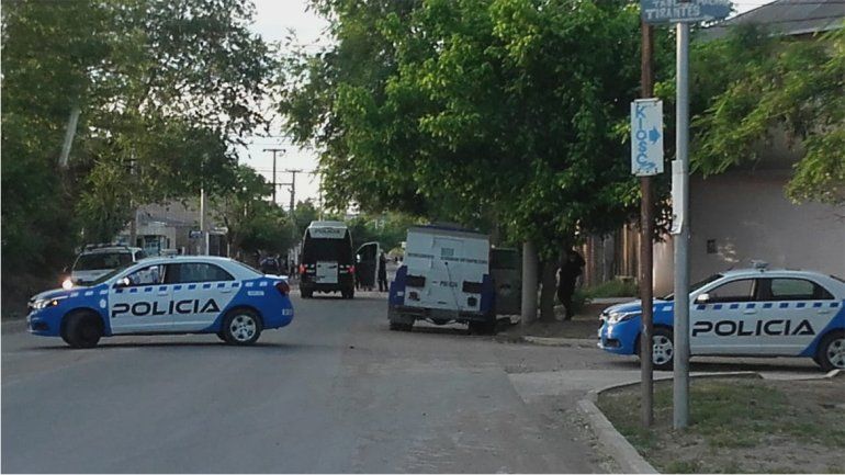 Madrugada violenta en Confluencia: dos bandas se agarraron a tiros y atacaron a la Policía