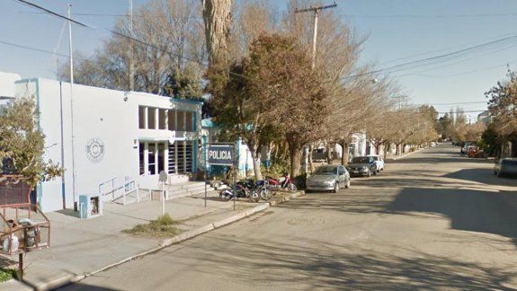 Un hombre está detenido en la Comisaría 7ma de Cinco Saltos. Su mamá está acusada de llevarle un sánguche con marihuana adentro.&nbsp;