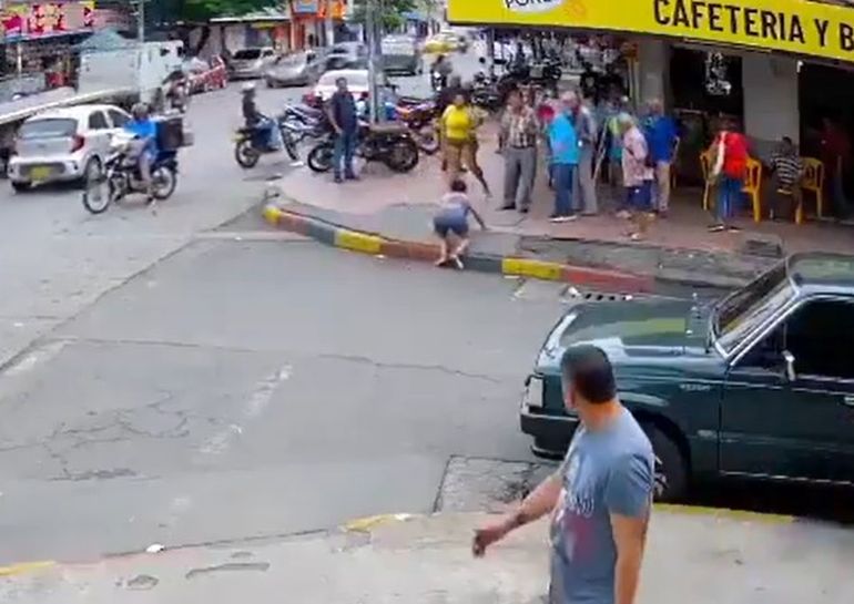 Una de las mujeres cayó herida en la esquina del lugar de la agresión, en Cali, y la otra escapó a pie pero fue detenida y luego liberada. Una de las mujeres cayó herida en la esquina del lugar de la agresión, en Cali, y la otra escapó a pie pero fue detenida y luego liberada.